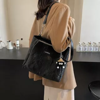 กระเป๋า Totebag ผู้หญิงแฟชั่น กระเป๋าใบใหญ่ PU นุ่ม ใส่ของได้เยอะ สไตล์เกาหลี มาพร้อมพวงกุญแจน่ารัก