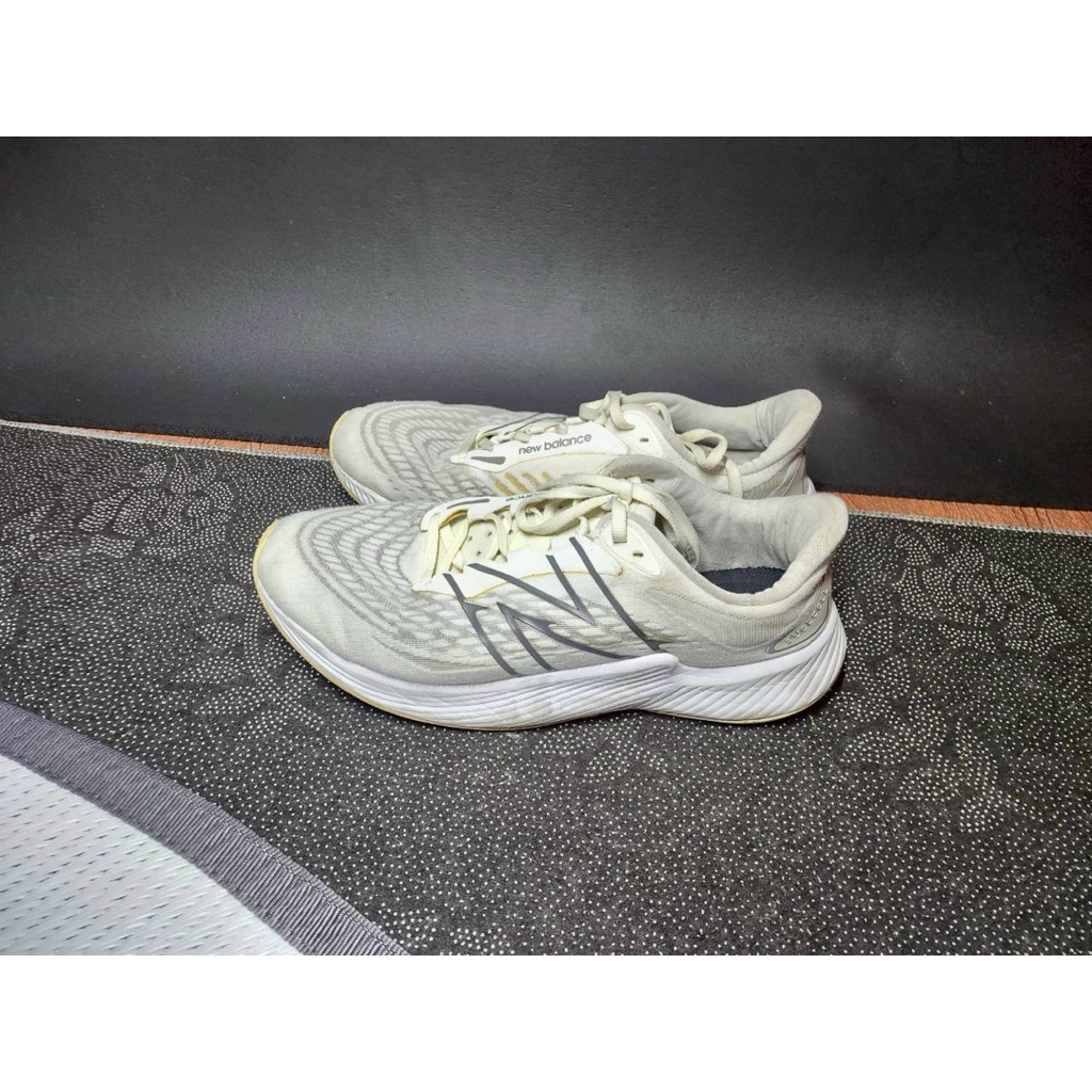 รองเท้า New blance FUELCELL สีขาว