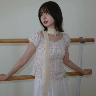 Theremin Betty top เสื้อลูกไม้แขนตุ๊กตาเข้ารูปตกแต่งลูกไม้ (White lace, grey & cream floral print)