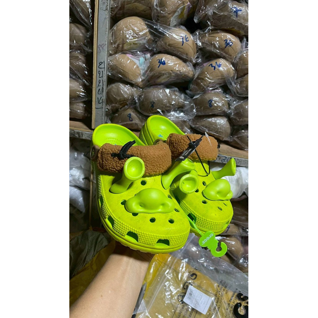 💚👹 Crocs x Shrek มาแล้ว! Shrek ต้องมี สีเขียวนีออนสะดุดตา พร้อมดีเทลหู จมูก และสายรัดบุขนสุดคิ้วท์ ใ