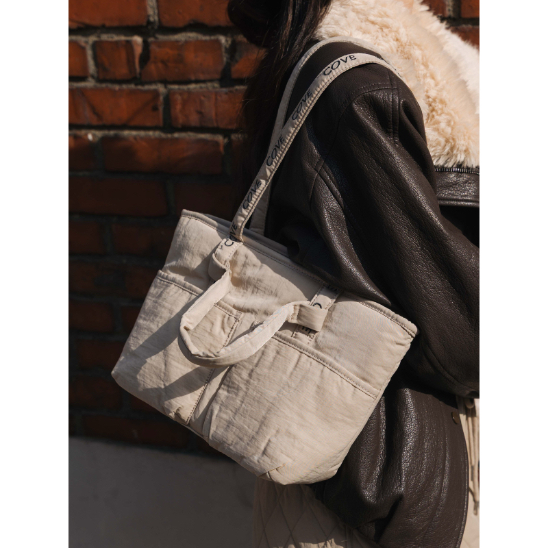 COVE Puffy Minitrip Tote กระเป๋าสะพาย กระเป๋าใส่ไอแพด / IPad 11 นิ้ว กระเป๋าใบเล็ก ผ้าไนล่อน น้ำหนักเบา