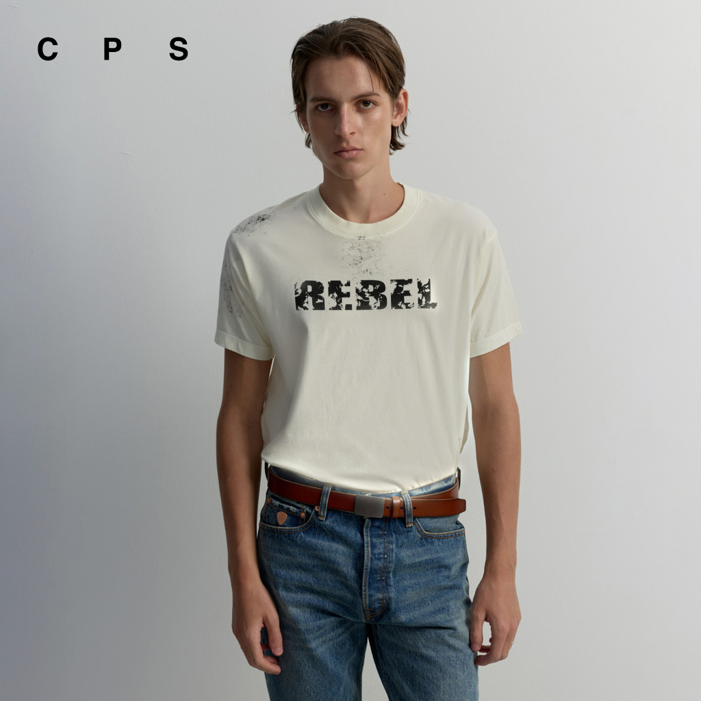 CPS เสื้อยืดคอกลมกราฟิก REBEL ผู้ชาย REBEL GRAPHIC TEE รุ่น C26PGMA006 (AW26#P1)
