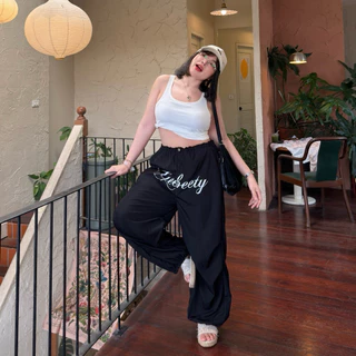 Rosé Pants กางเกงโรเซ่❤️‍🔥✨ กางเกงทรงขาใหญ่ผ้าร่ม สกรีนโลโก้สุดเท่ เสื้อผ้าสาวอวบอ้วน | Geebeety