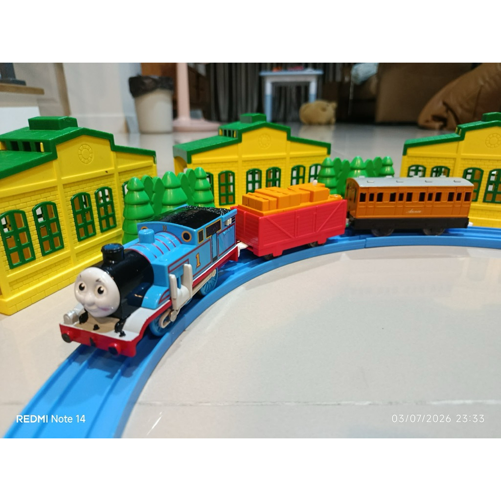 Thomas หัวไอน้ำพ่วงดัน (มีเสียงมีควันไฟสีเเดง)(รถสามารถพุ่นไอน้ำออกมาได้จริง) เป็นสินค้า(ญี่ปุ่นมือสองแท้ 100%)