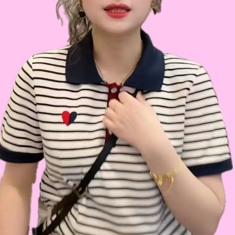 เสื้อโปโลแขนสั้นผู้หญิงมีปก สไตล์ใหม่สำหรับฤดูร้อน เหมาะสำหรับคุณแม่วัยกลางคน ช่วยให้ดูอ่อนเยาว์และเพรียวบาง เสื้อลายทาง