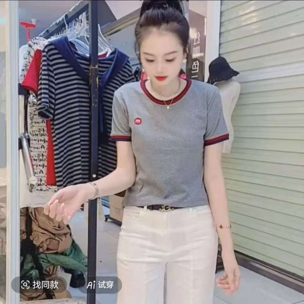 เสื้อยืดแขนสั้นคอกลมแฟชั่นสำหรับผู้หญิง สไตล์ฤดูร้อนปี 2026 เก๋ไก๋และอ่อนเยาว์ ปักลาย ทรงเข้ารูป ใส่ได้หลายโอกาส