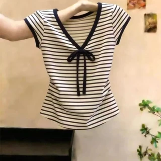 เสื้อยืดแขนสั้นผู้หญิงสไตล์ฝรั่งเศส ดีไซน์เรียบหรูและมีเสน่ห์ ลายทางสีสันสดใส ผูกโบว์ ดีไซน์ใหม่สำหรับฤดูร้อน ดูดีมีสไตล
