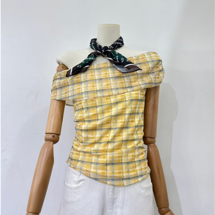 A1080 เสื้อเปิดไหล่ลายสก็อต ลุคหวานซ่อนเปรี้ยว ใส่แล้วละมุนสุดๆ  เสื้อเปิดไหล่ลายสก็อตสีเหลือง