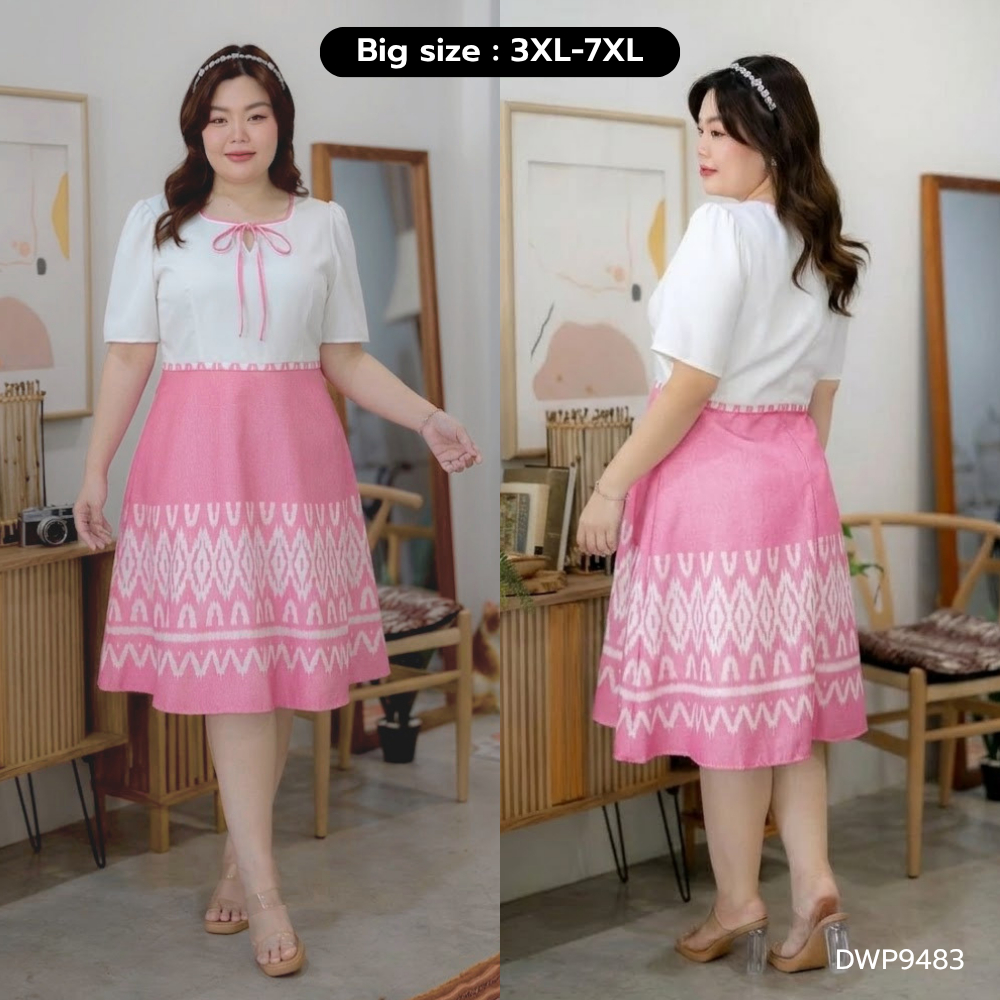 Big Size : 3XL-7XL | เดรสสั้นคอเหลี่ยม กระโปรงทรงบานพิมพ์ลายไทย มีซับใน สีชมพู P9483