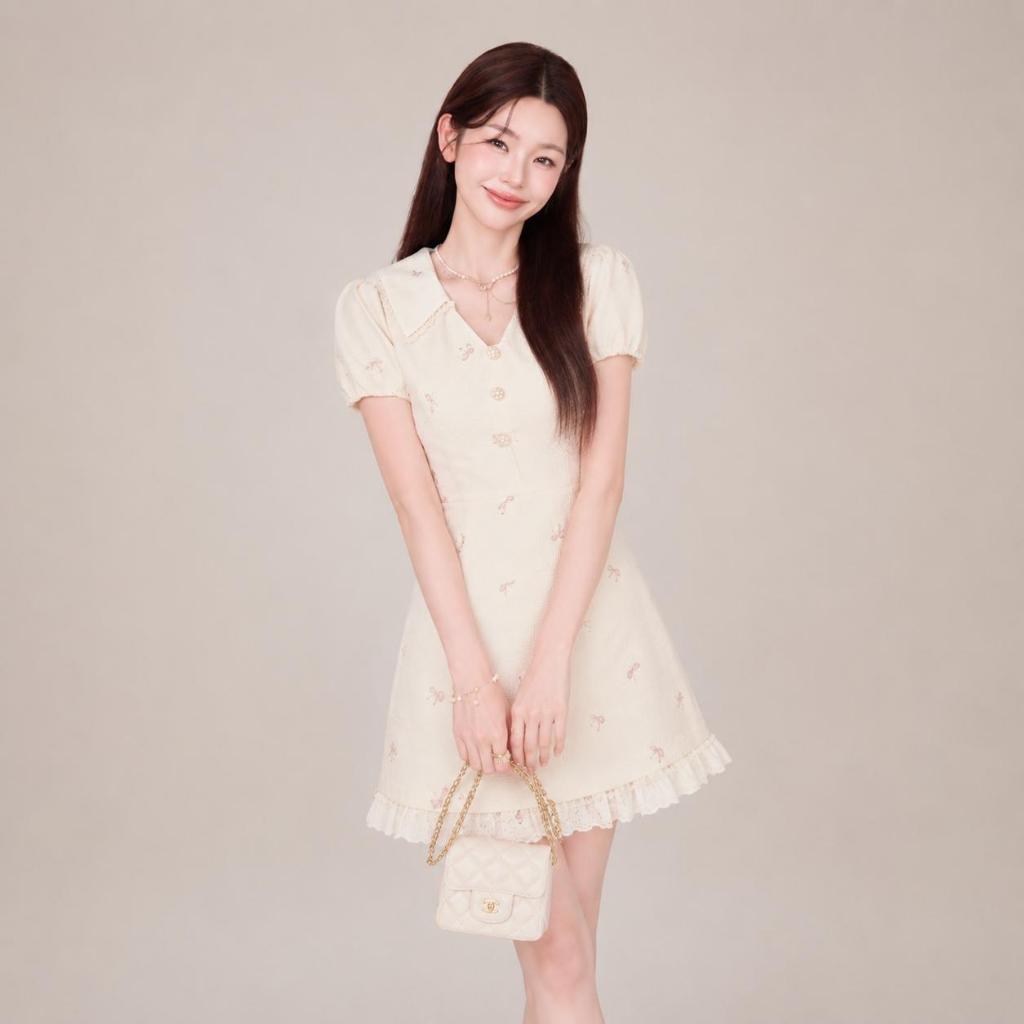【Karlyn】DS0417# มินิเดรสแขนตุ๊กตา คอวีแต่งปก ดีเทลกระดุม ลายน้องโบว์จื๋วทั้งชุด ปลายกระโปรงแต่งระบาย สาวหวานสุดๆ