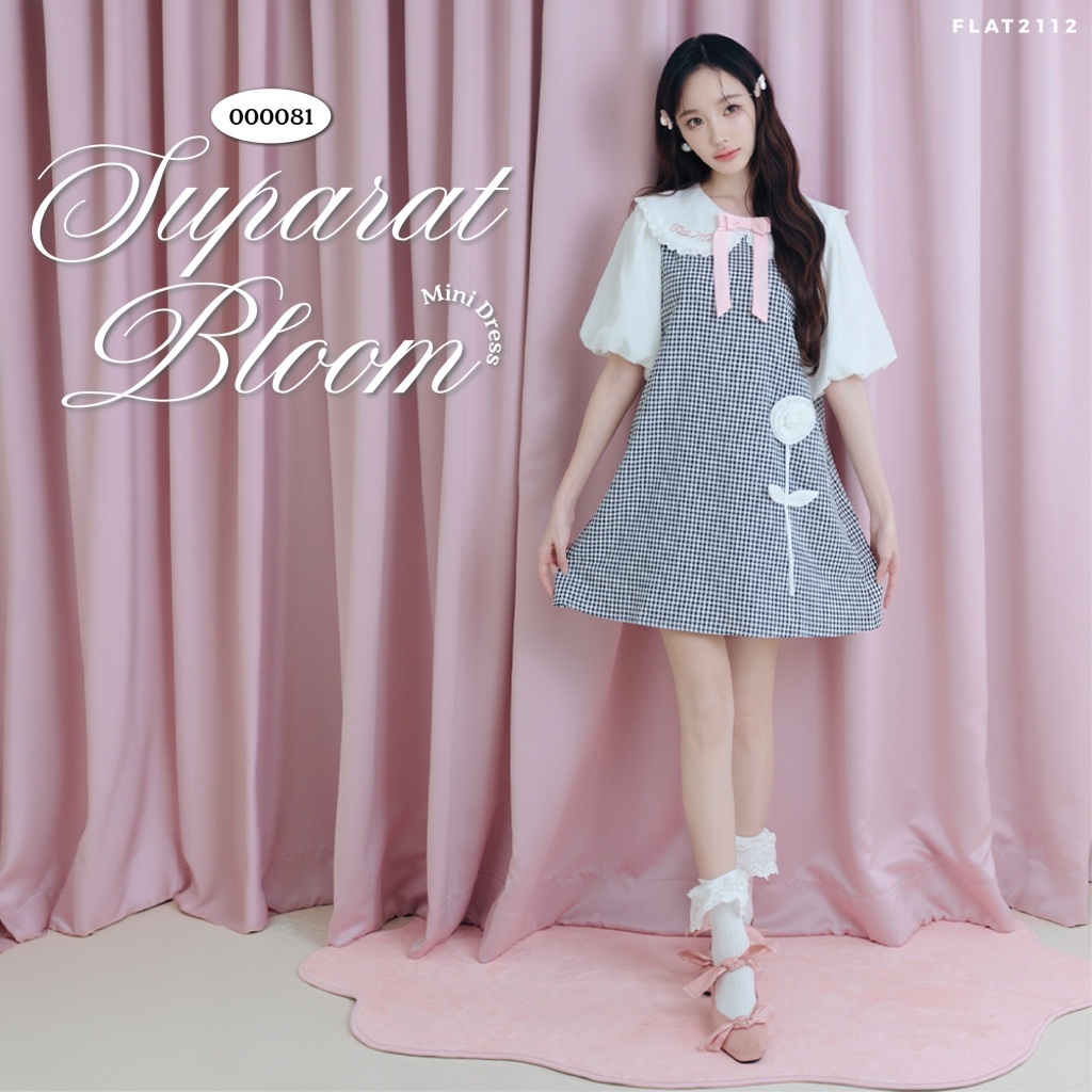 FLAT2112 : SUPARAT BLOOM MINI DRESS เดรสสั้นลายสก็อตสีดำ แต่งดอกไม้และโบว์ชมพู สไตล์ลูกคุณ เดรสแต่งดอกไม้ (000081)