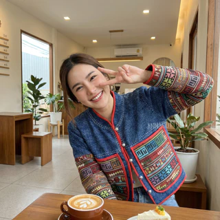 🌿 มนต์เสน่ห์ล้านนา 🌿 เสื้อคอจีนกุ้นแดงแขนเลย ผ้าฝ้ายพื้นเมืองสโตนวอช เนื้อนุ่ม ใส่สบาย