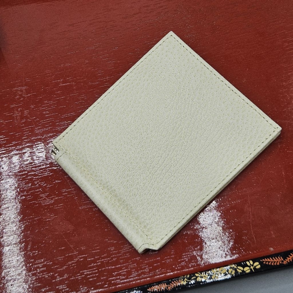 แบรนด์ Giemme Box รุ่น Man Bill Fold 193 ชนิดกระเป๋าสตางค์พับสองตอนหนังลูกวัว Dollaro Calfskin Sand 