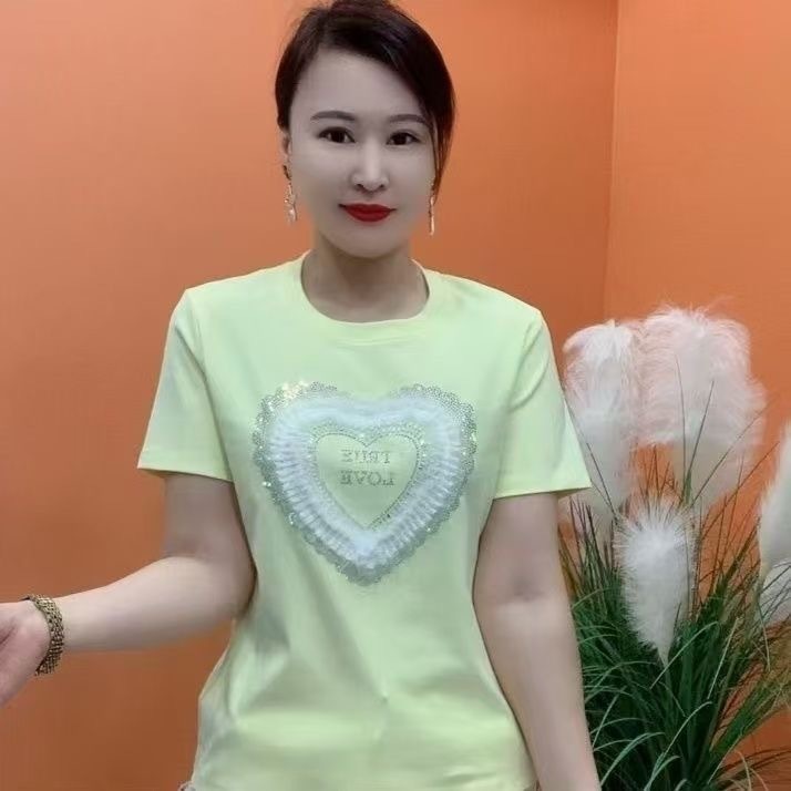 เสื้อยืดผู้หญิงดีไซน์หรูหรา ลายหัวใจไม่ซ้ำใคร สไตล์ใหม่สำหรับฤดูร้อน คอทรงกลม เก๋ไก๋ ดูอ่อนเยาว์ ทันสมัย ​​และสง่างาม