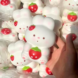 Squishy ของเล่นกระต่ายสตรอว์เบอร์รีที่คืนตัวช้า น่ารักมาก และเหมาะเป็นของขวัญเล็กๆ น้อยๆ สำหรับเด็กๆ