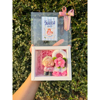กล่องใส่เงิน 1 ใบ (ได้การ์ดวันแม่ทุกกล่อง) มาลัยเป็นเข็มกลัด มีทั้งแบบมีไฟและไม่มีไฟ เ