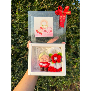 กล่องใส่เงิน 1 ใบ (ได้การ์ดวันแม่ทุกกล่อง) มาลัยเป็นเข็มกลัด มีทั้งแบบมีไฟและไม่มีไฟ เ