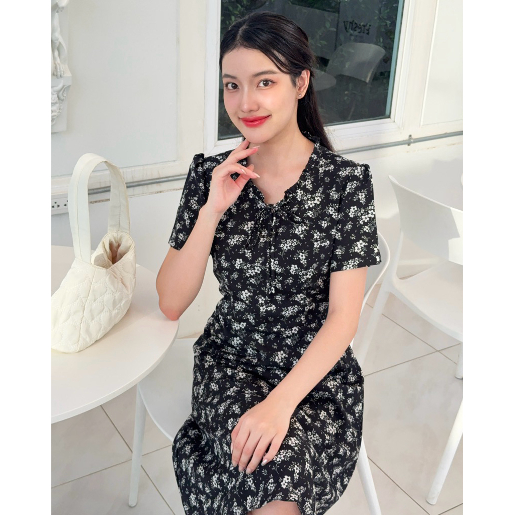 Darlene Dress เดรสแต่งคอระบาย เดรสทำงาน ผ้านุ่มลื่น ยับยาก ปรับลดความยาวฟรี