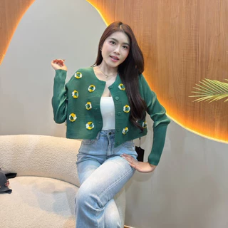 เสื้อคลุมอัดพลีท3D แน่นๆ ทรงครอป งานสีพื้นติดดอกไม้ 3D ด้านหน้า น่ารักมากๆ สีสด