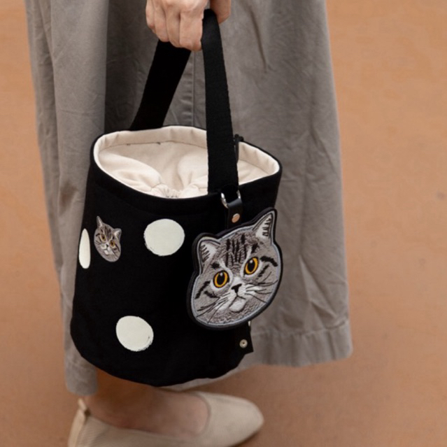 กระเป๋า Bucket ผ้าแคนวาสสีดำ ลายจุดขาว พร้อมป้ายห้อยแมวสีเทา