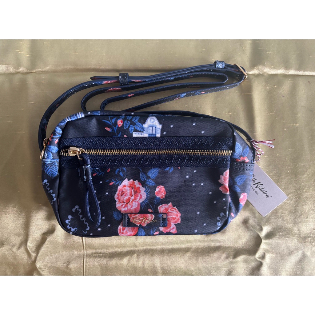 💙แท้💯%จากอังกฤษ🇬🇧กระเป๋าสะพายสุดคิ้วท์✨Cath Kidston✨Camera Crossbody Navy Dilly Dolly⭐️