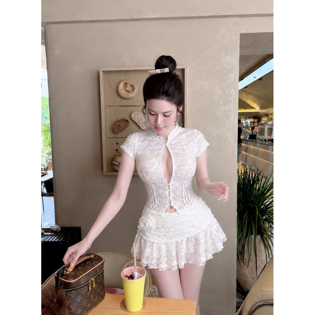 เซ็ต 2ชิ้น เสื้อลูกไม้ผ้านิ่มทรงเข้ารูป + กระโปรงสั้นแต่งดอกกุหลาบ