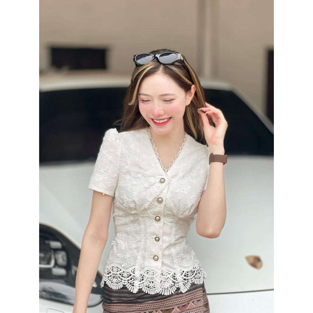 เสื้อลูกไม้ไหมลาวอัดกาวงานพรีเมี่ยมหลายแบบให้เลือก 💞 อ่านให้ละเอียดค่อยสั่ง 💞ส่งทุกวันตัดรอบ13:30นะคะ