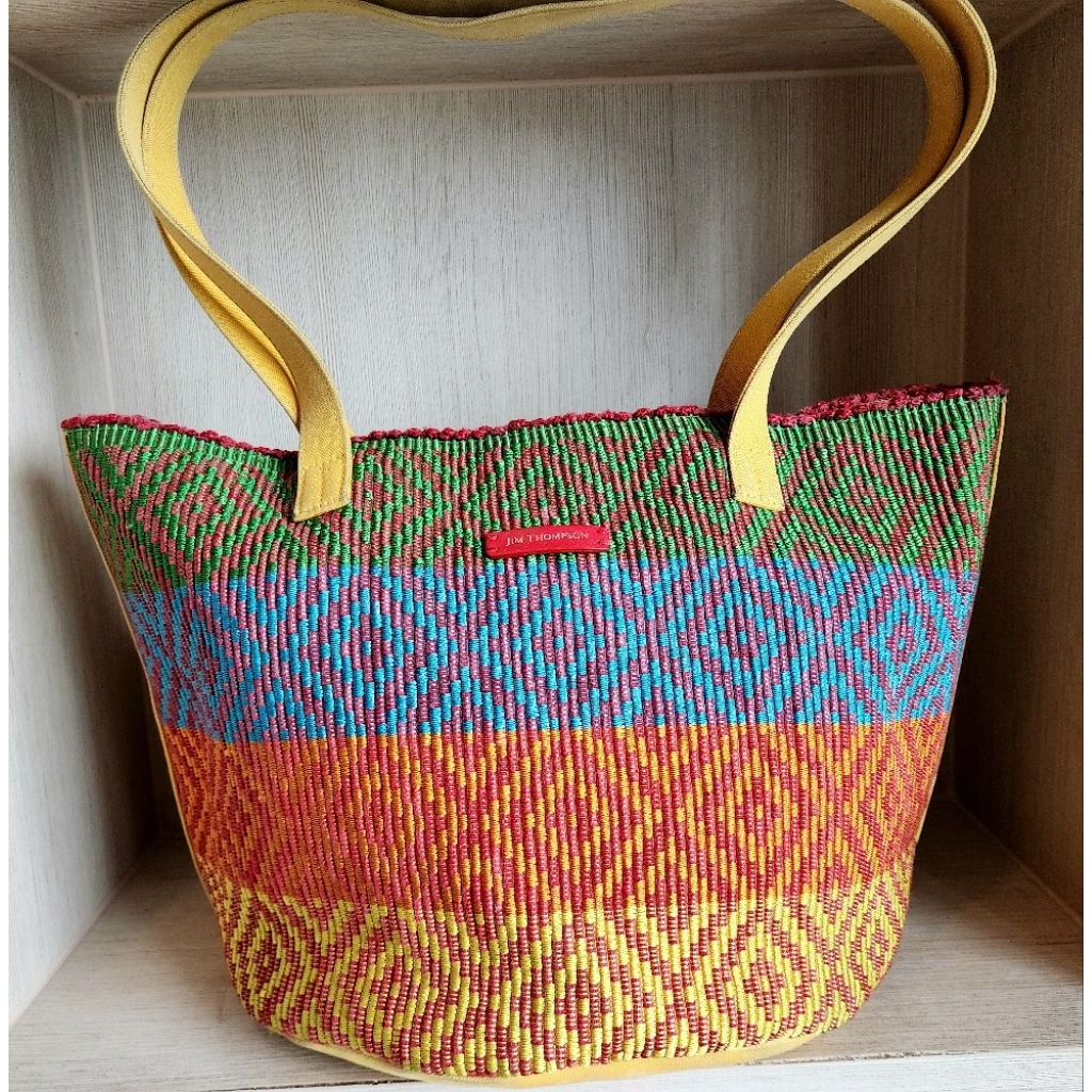 กระเป๋าผ้าทอ (Weaving Tote Bag) ของแบรนด์ Jim Thompson กระเป๋ารุ่นนี้เป็นไอเทมสไตล์บีชหรือทราเวลแบ็ก