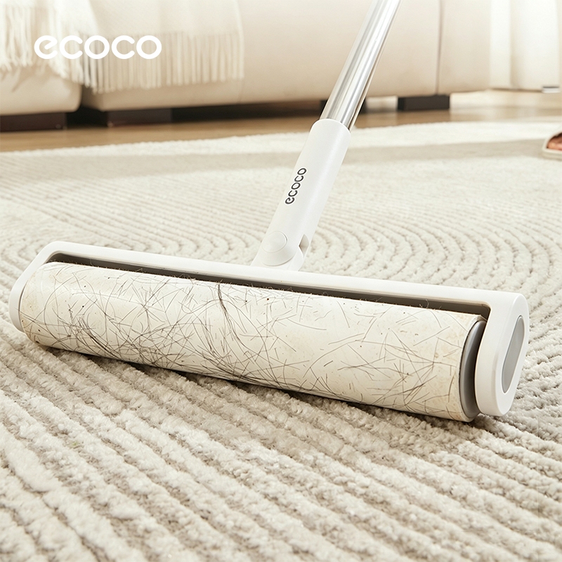 [พร้อมส่ง]ECOCO ลูกกลิ้งขจัดฝุ่น หมุนได้ 180° ด้ามยาวยืดได้ กว้าง 24 ซม. ใช้ได้กับทั้งพรมและพื้น
