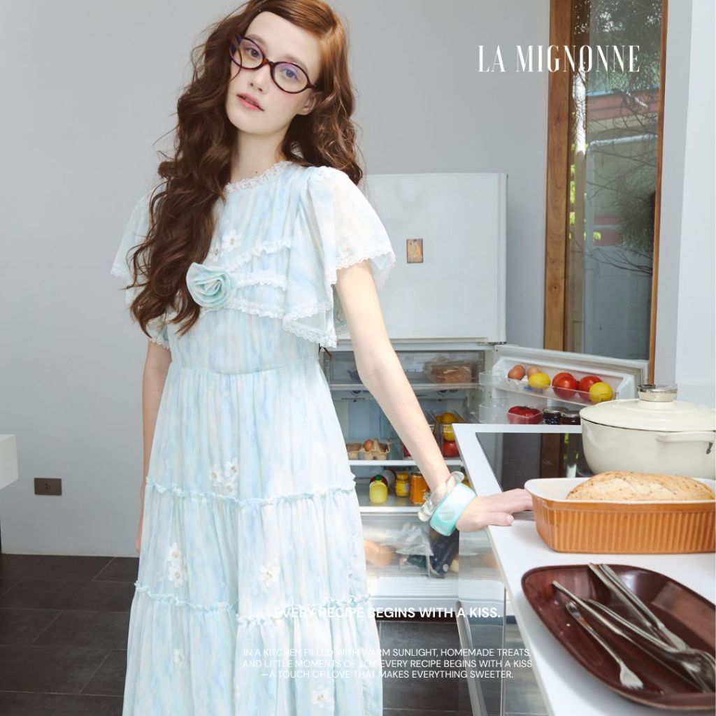 La Mignonne (XS-3XL) Bridget Carly Dress เดรสใส่ทำงาน ใส่เที่ยว โทนสีสุภาพ ดีเทลล์ผแต่งผ้าระบาย มีเข็มกลัดดอกไม้แถม