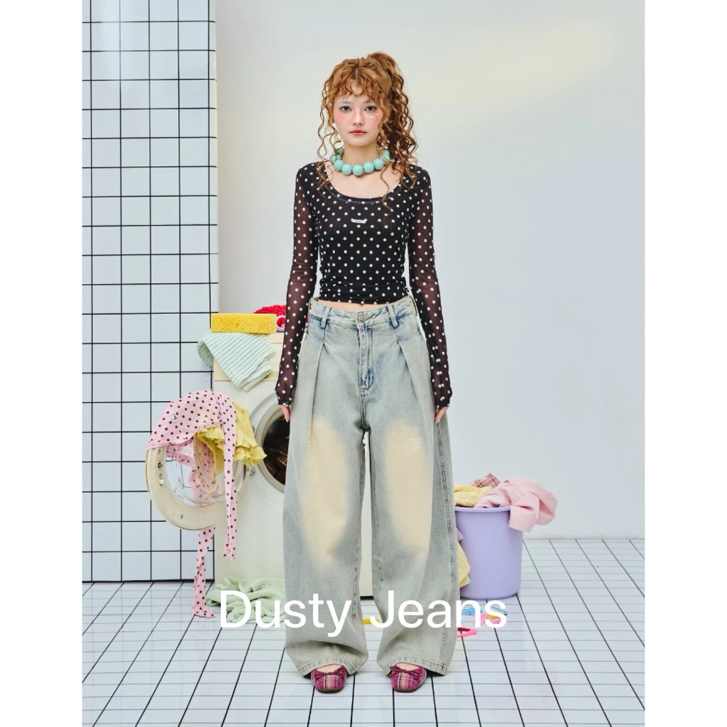 AMUSE BKK - Dusty Stud Jeans กางเกงยีนส์ทรงบอลลูนจีบหน้า ทรงหลวมๆ สีฟอกฟุ้งๆ ดีเทลแต่งหมุดกระเป๋าหลัง