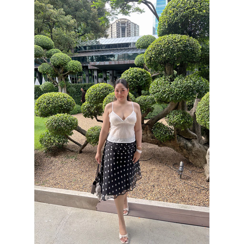 Winnie Top เสื้อสายเดี่ยวคอวี ผ้าปักฉลุลูกไม้ ที่ละมุน คุณหนูสุดๆ ให้ลุคคุณหนูแสนซน เซ็กซี่แบบมีคลาส