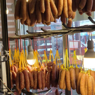 นายอิ้ว กวนเชียงหมู ปลา กุนเชียงสิงห์บุรี เจ้าเก่าของดีเมืองสิงห์ บรรจุ 1กิโลกรัม ผสมมันหมู นุ่มหอมอร่อย
