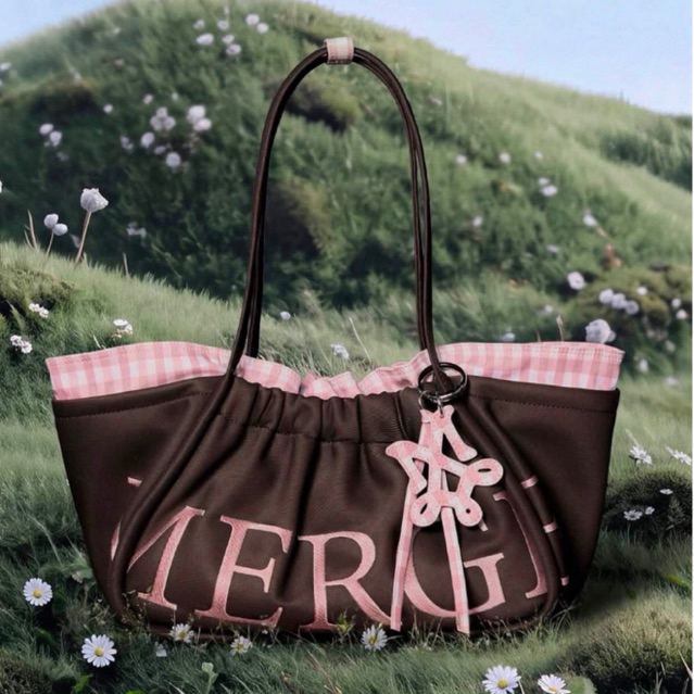 แมสด่วนได้ MERGE A DAY BAG Limited edition ใช้โค้ดลด 𝟐𝟓-𝟑𝟎% ได้ค่ะ รับประกันแท้จากแบรนด์