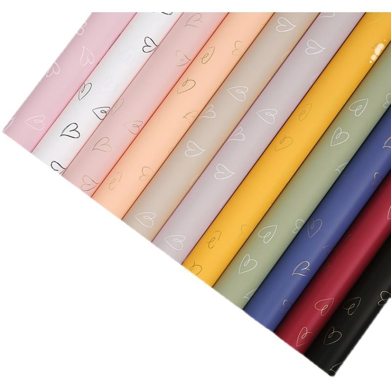 กระดาษห่อช่อดอกไม้กันน้ำ พิมพ์ลายหัวใจ 58 x 58 เซนติเมตร  1 แพค มี 20 แผ่น
