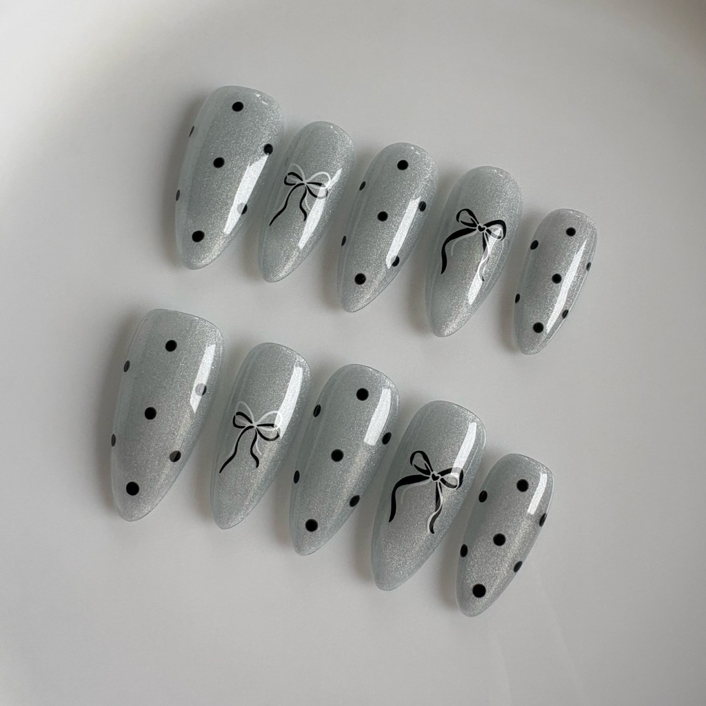 เล็บปลอม Cateye polka dot nails