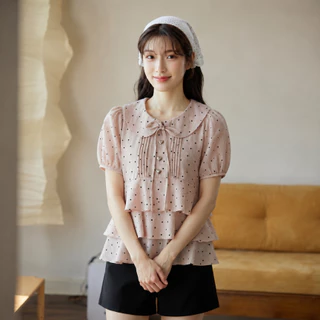 Glucoat | [A930] เสื้อแขนสั้นคอบัวลายจุดสีชมพู พร้อมเชือกผูกโบว์ ชายเสื้อแต่งระบาย ซิปหลังยาว