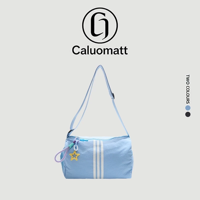 【Caluomatt.TH】กระเป๋าสะพายไหล่สไตล์สปอร์ต ลายสามแถบ กระเป๋าเดินทาง ความจุใหญ่ ผ้านุ่มใส่ง่าย