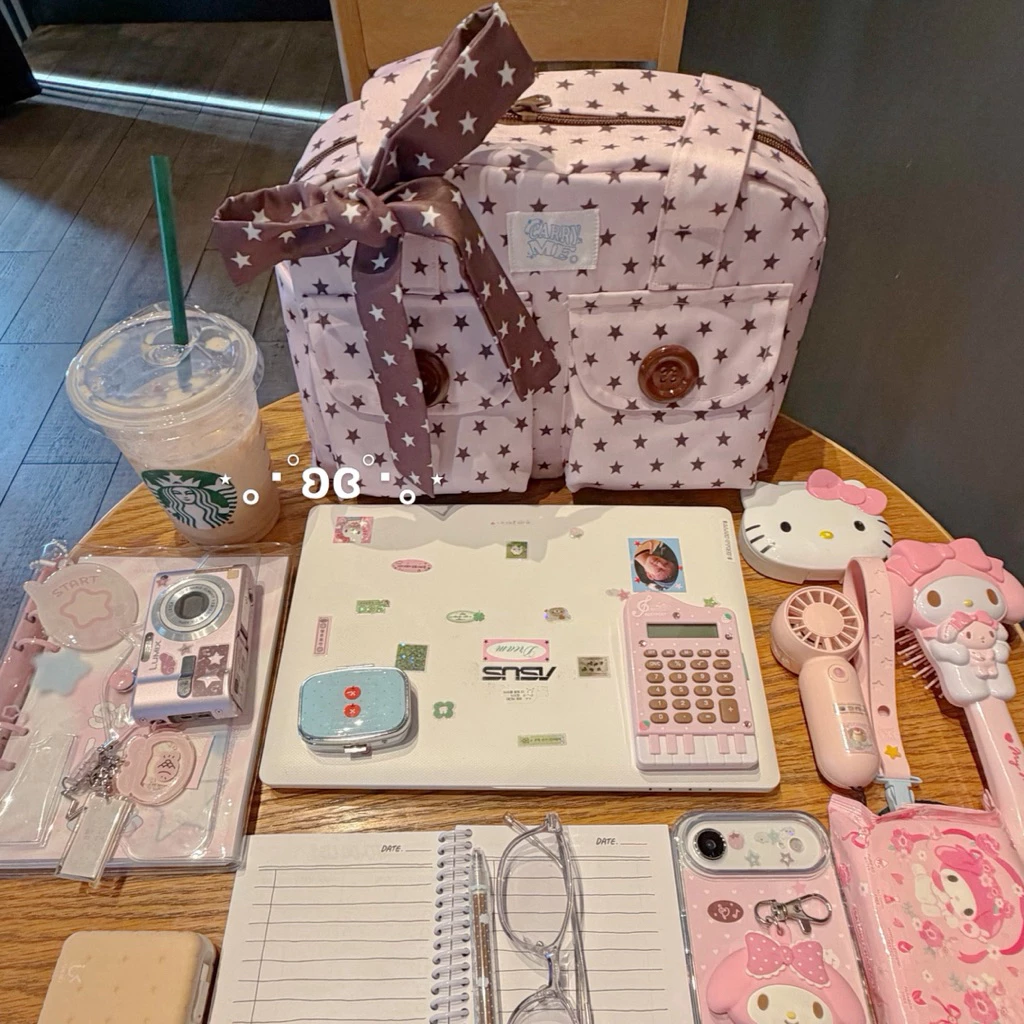 carryme-vivii bag⭐️พร้อมส่ง กระเป๋าสะพายข้างใส่ไอแพด 11 นิ้ว ผ้าลายดาว ไม่มีใย กระดุมหน้าตกแต่ง2ช่อง