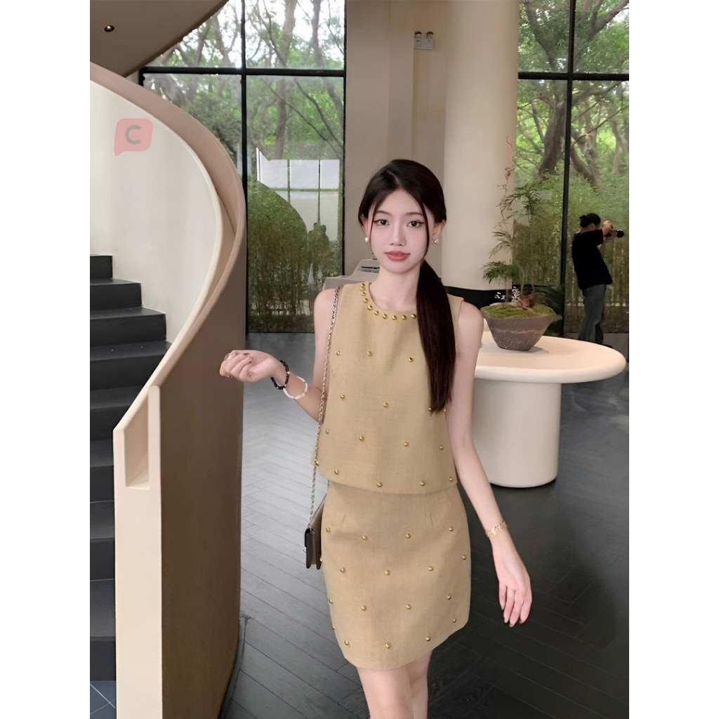 ชุดเซ็ต สองชิ้น เสื้อแขนกุด มีซิปหลัง มีซับใน กระโปรงสั้น มีซิปซ่อนหลัง แต่งหมุดทอง สีครีม