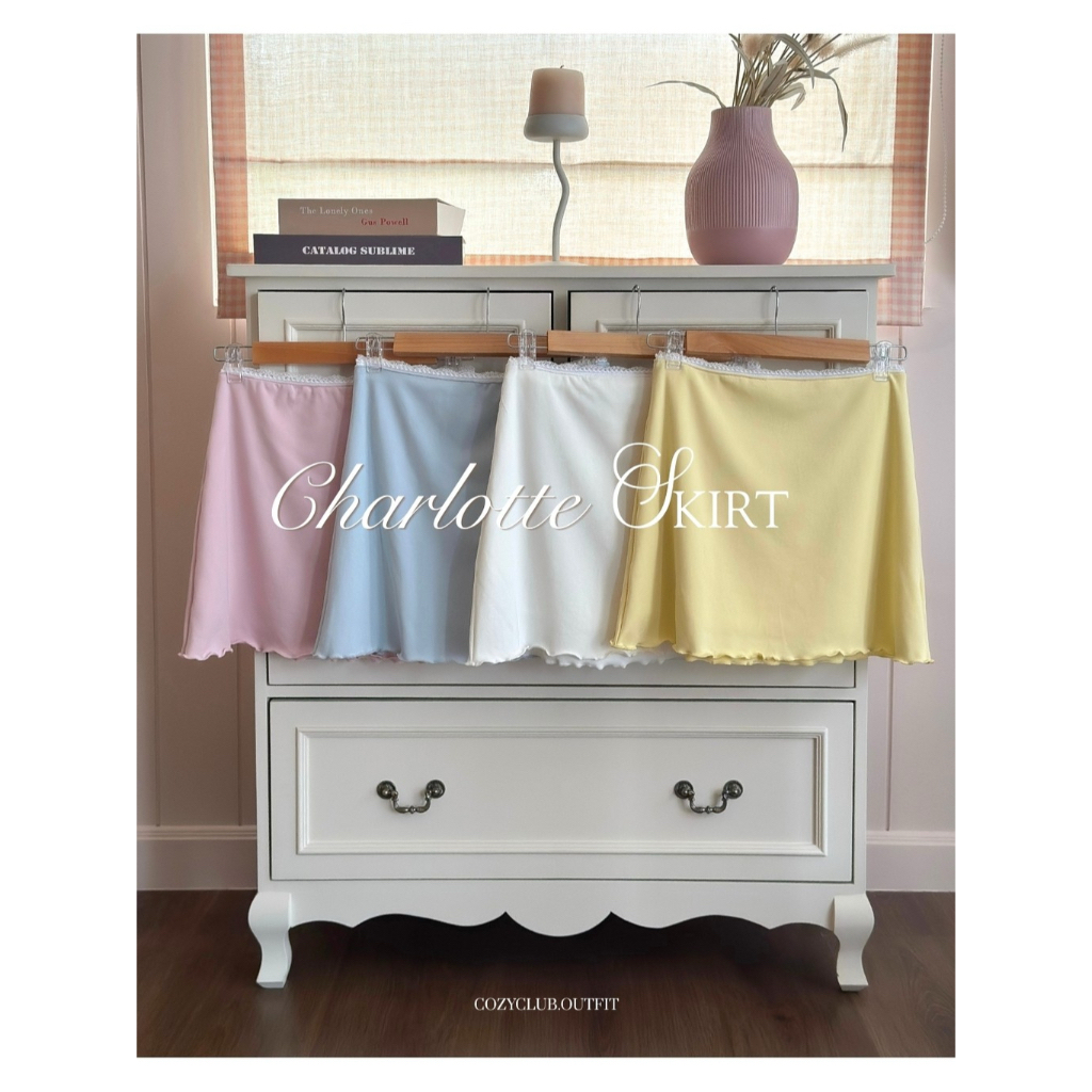 COZY CLUB.- CHARLOTTE SKIRT กระโปรงผ้ายืดทรง Midi Skirt แบบสั้น แต่งขอบลูกไม้ ชายระบาย มีซับใน