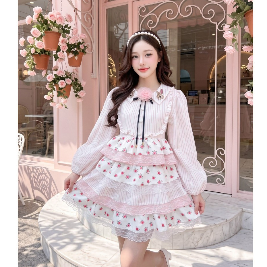 (มีถึง3XL) Many Bunny Dress เดรสสั้นผ้าเป้พิมพ์ลาย กระโปรงเลเยอร์ + เข็มกลัดดอกไม้ ปกเชิ้ตปัก ซิปหลัง มีซับใน