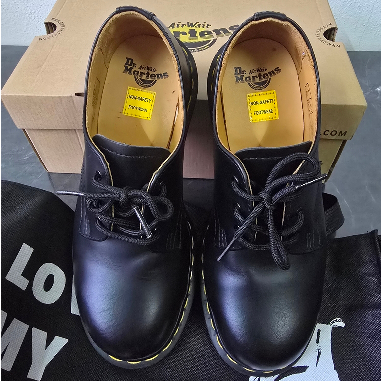 ขาย รองเท้าหนัง Dr. Martens 3 รู หัวเหล็ก จากช้อป japan สีดำ มือสอง สภาพใหม่มาก อุปกรณ์ครบ ถ่ายจากสิ