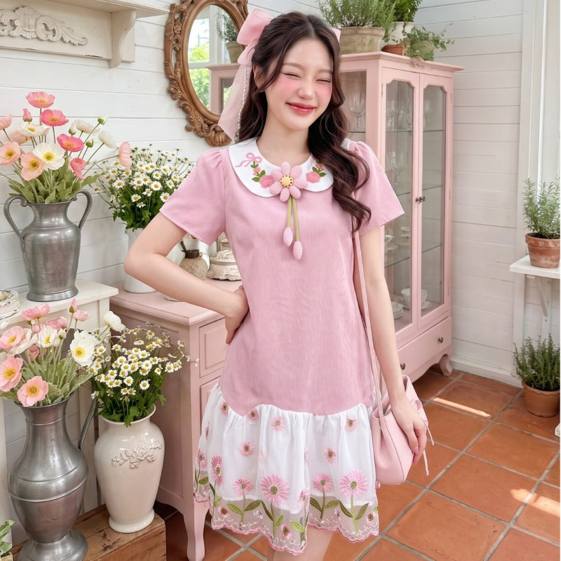 (มีถึง3XL) สีชมพู Mirror Pink Dress เดรสทรงปล่อยผ้าชีฟองปกคอบัวงานปัก กระโปรงตัดต่อผ้าตาข่ายปัก ซิปหลัง มีซับใน