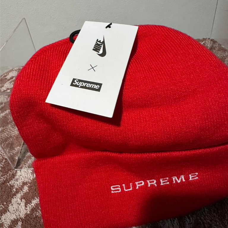 Nike supreme beanie color Red (NEW with tag)