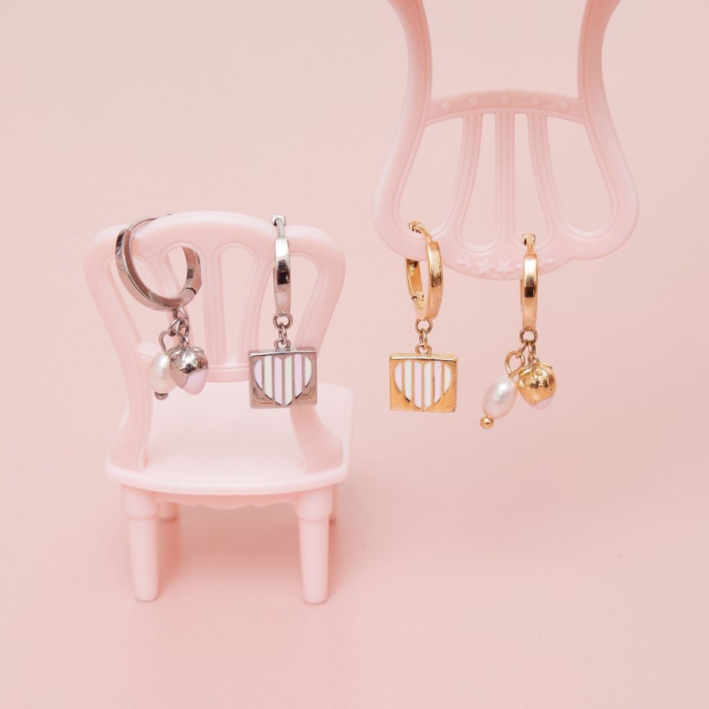 earika.earrings - strawberry milkshake hoop ต่างหูห่วงหัวใจสตอเบอรี่ วัสดุสแตนเลส stainless steel เหมาะสำหรับคนแพ้ง่าย
