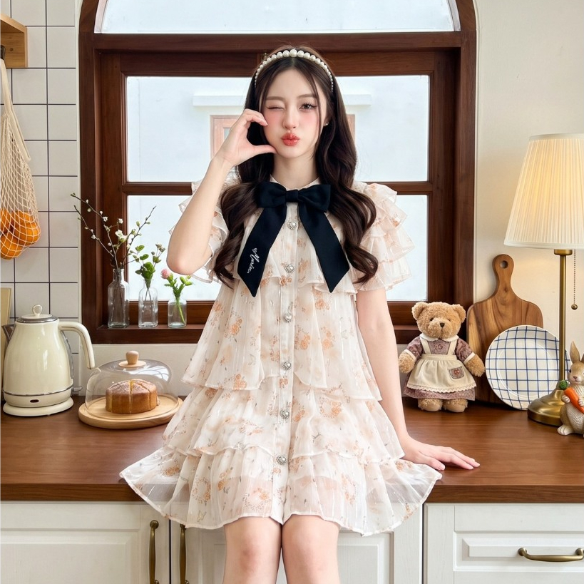 (มีถึง3XL) Maria Diamond สีส้มพีช Som Peach Dress เดรสสั้นผ้าชีฟองแต่งระบายพิมพ์ลาย แต่งโบว์หน้า แขนสั้นระบาย กระดุมหน้า