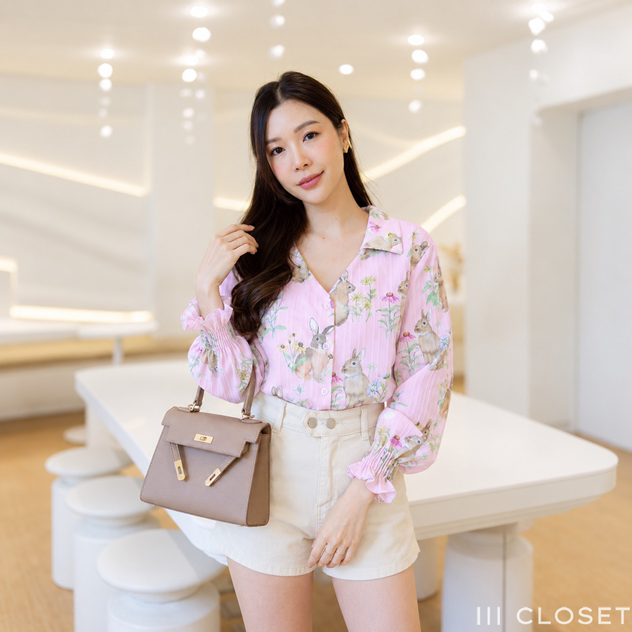 เสื้อเชิ้ต lll Freesize lll ZO061 คอวี แขนยาว แต่งสม็อคปลายแขน ลายกระต่ายน้อย ผ้าแคนดี้ อยู่ทรงดีมากๆ ใส่สบาย