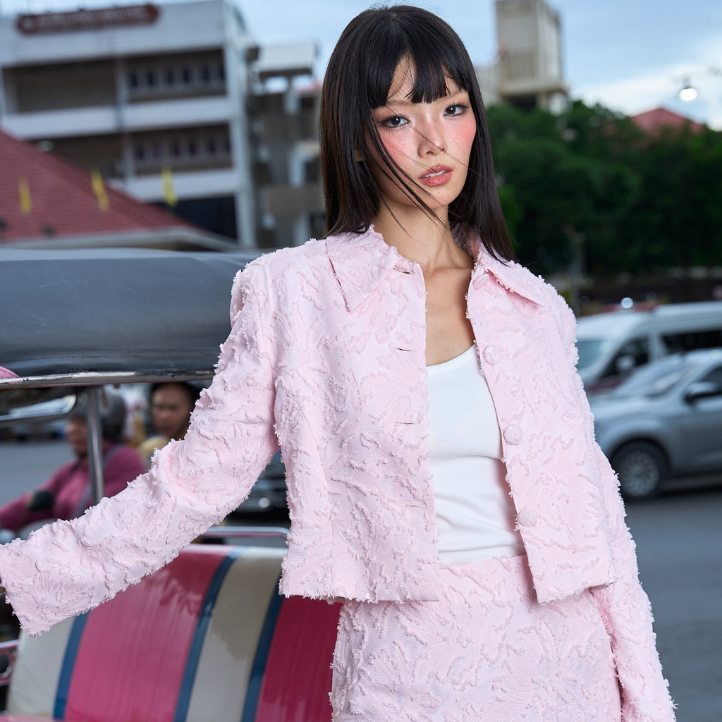ÉTOILE BNK VICTORIA JACKET เสื้อทรง Cropped Jacket มาพร้อมปกเชิ้ต และกระดุมหุ้มด้วยผ้าแบบคลาสสิก