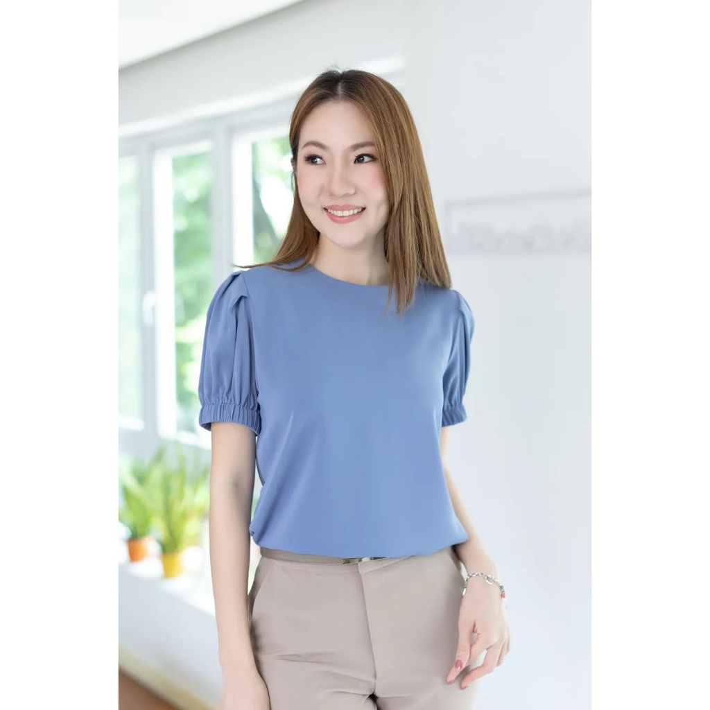 Narinari : MT3016 Puff Sleeve Sophie Blouse เสื้อทำงานคอปิด แขนตุ๊กตาจั๊ม